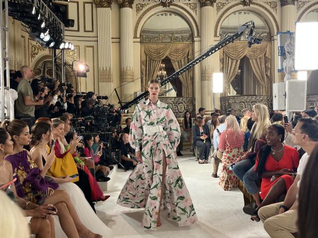 Carolina Herrera presenta nueva colección en jardín secreto en Nueva York