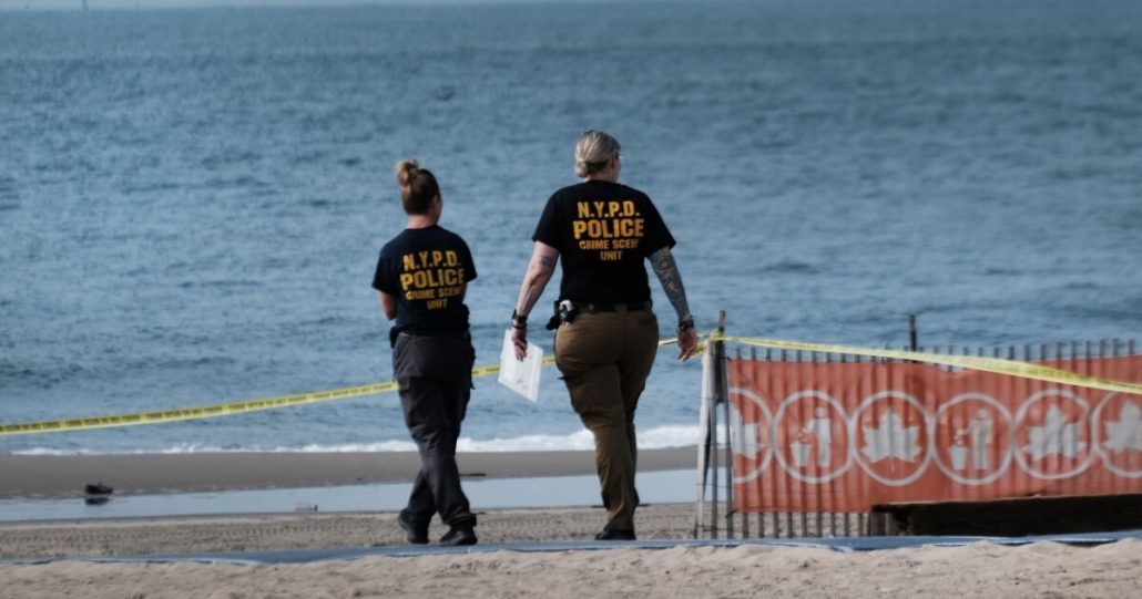 Acusan una madre de ahogar 3 hijos en una playa de Nueva York