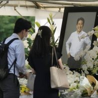 Japoneses dan un último adiós a Shinzo Abe con flores - Noticias de hoy en República Dominicana | De Último Minuto