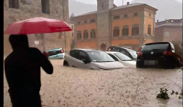 Ascienden a 11 los muertos por inundaciones en el centro de Italia