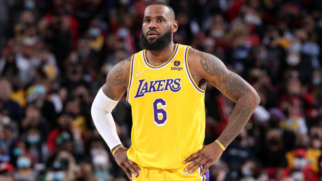 LeBron James critica la NBA por sanción al dueño de los Phoenix Suns