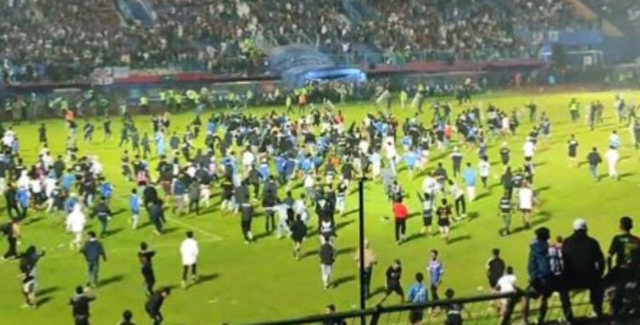 Reportan más de 120 muertos tras disturbios en un partido de fútbol en Indonesia