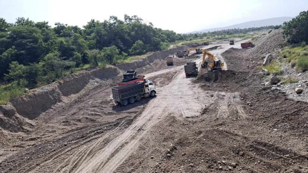 Incautan equipos y paralizan extracciones de agregados en río Jura de Azua