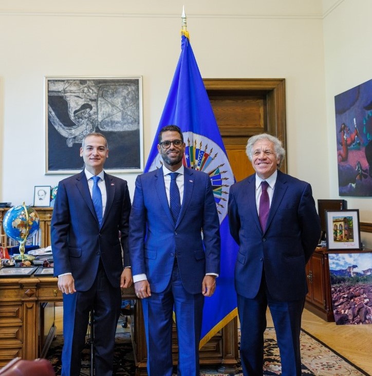 Julio José Rojas Báez (centro) en una reciente visita a la OEA.