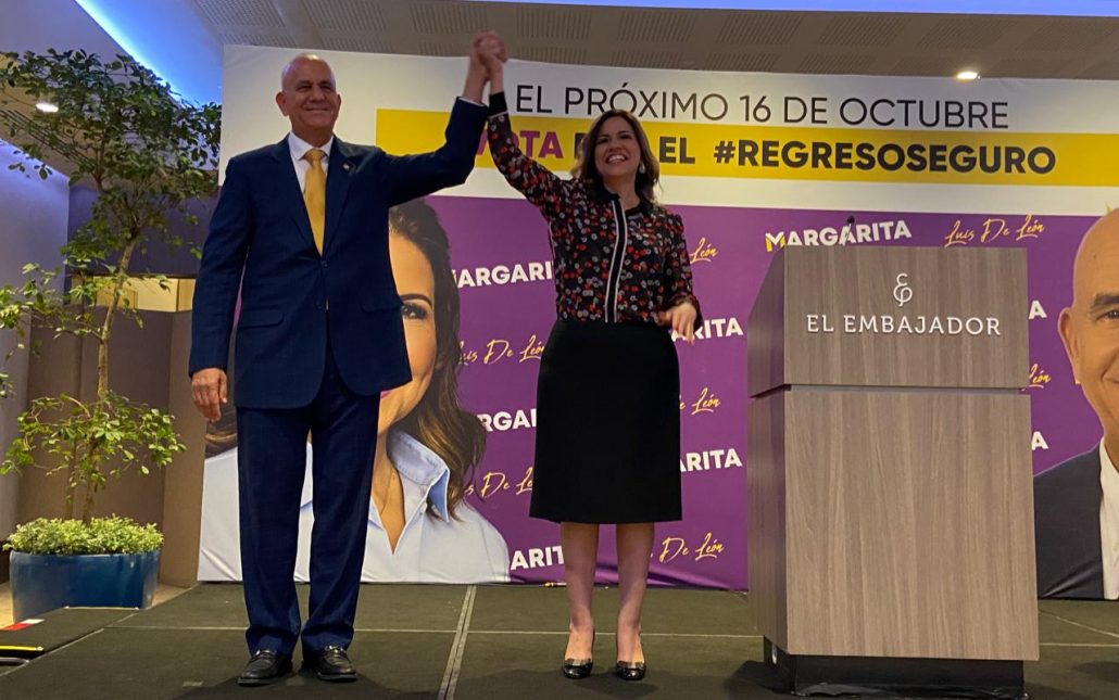 Luis de León levanta la mano de Margarita Cedeño en señal de que obtendrá la victoria.