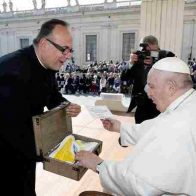 Conozca los tenis Nike personalizados del Papa Francisco - Noticias de hoy en República Dominicana | De Último Minuto