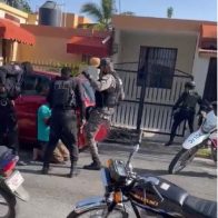 Policías golpean y apresan a dos hombres durante incidente en SDE - Noticias de hoy en República Dominicana | De Último Minuto