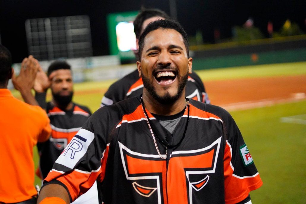 Wendell Rijo le pega como un “toro” a la pelota en béisbol dominicano