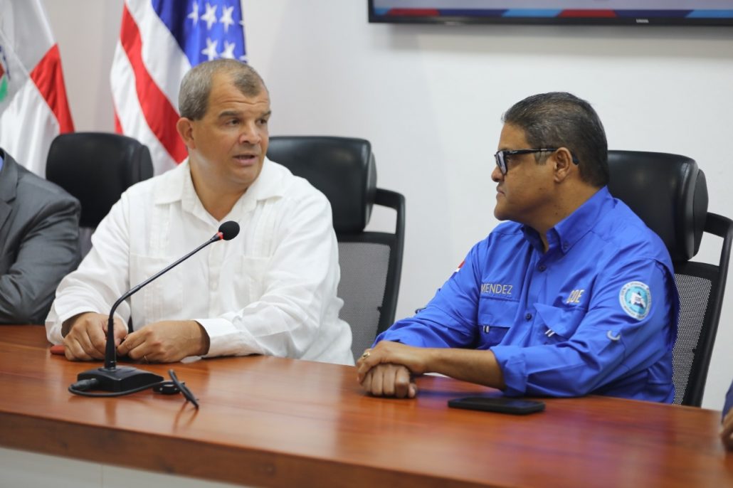 Cónsul de EEUU Gregory Segas visita al COE