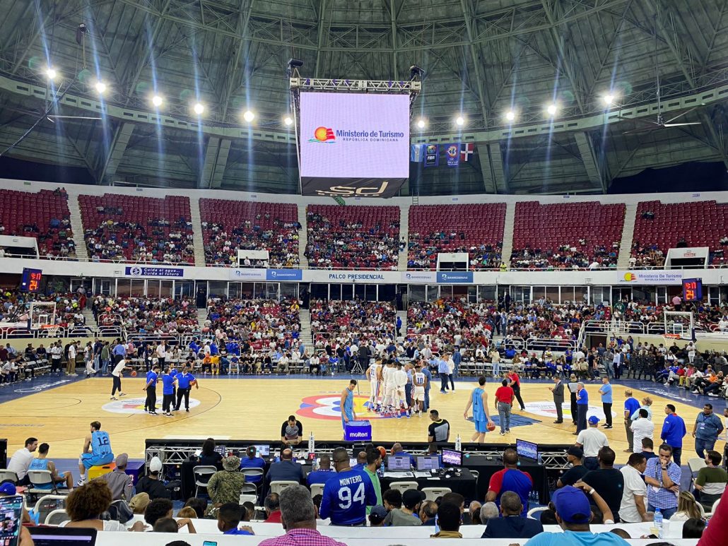 Paralizan juego entre Dominicana y Argentina por gotera en el Palacio de los Deportes 