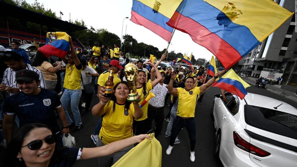 Ecuatorianos celebran su triunfo en el primer partido del Mundial de Qatar 2022