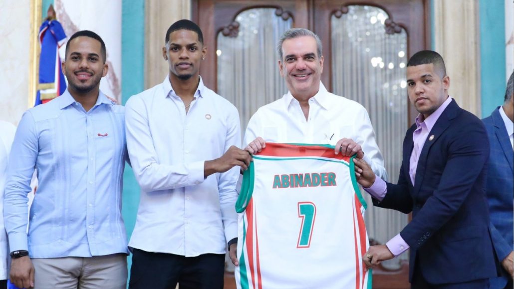 Presidente Abinader recibe al Club Bameso