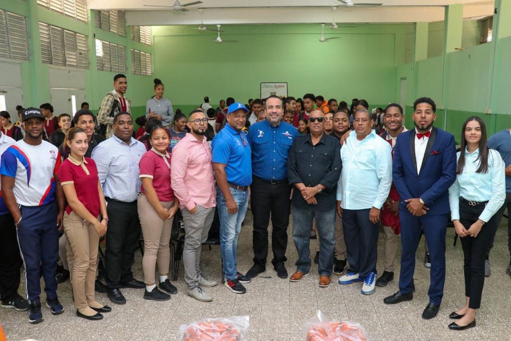 Director INEFI entrega utilería en centros educativos de Santiago y La Vega - Noticias de hoy en República Dominicana | De Último Minuto