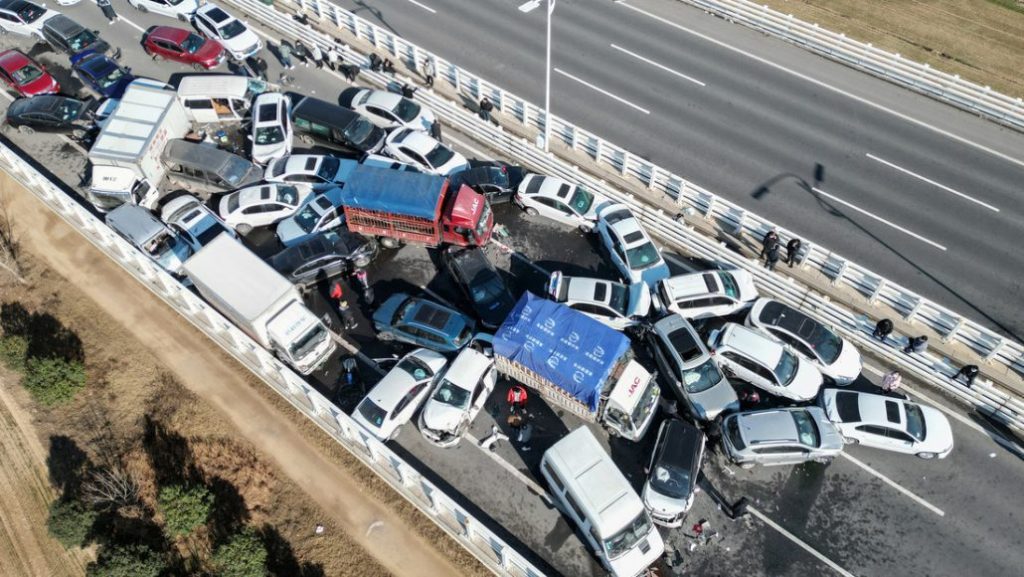 La niebla provoca un accidente con más de 200 vehículos implicados en China | De Último Minuto