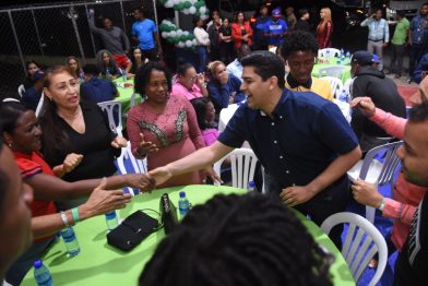 Dirigente de la Fuerza del Pueblo realiza encuentro navideño en Santo Domingo Este | De Último Minuto