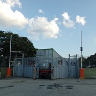Haitianos bloquean puerta fronteriza de Elías Piña con un contenedor; CESFronT utiliza palas mecánicas para movilizarlos - Noticias de hoy en República Dominicana | De Último Minuto