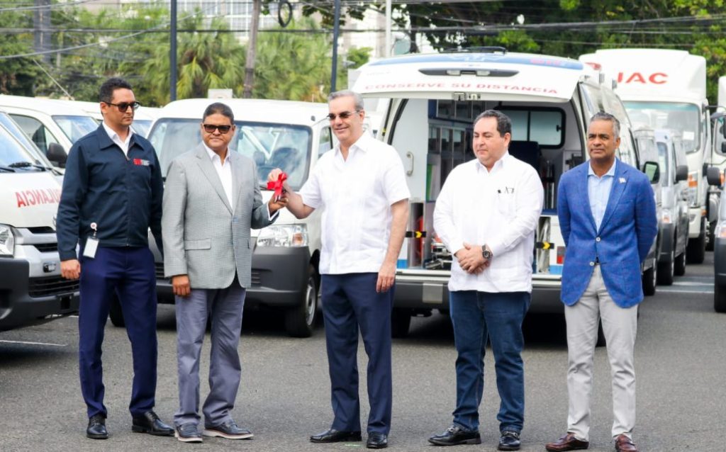 Abinader entrega 13 ambulancias, 40 furgonetas y cinco camiones al SNS