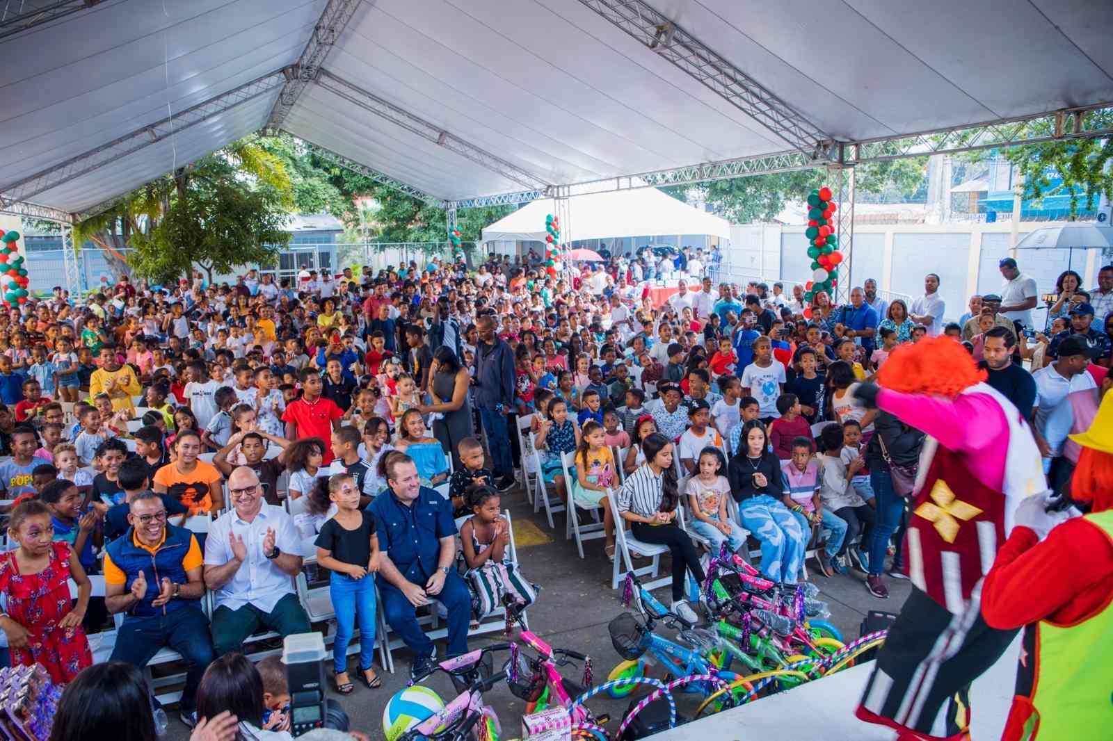 Ministro Paliza entrega juguetes a cientos niños en Montellano, Puerto Plata - Noticias de hoy en República Dominicana | De Último Minuto