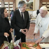 Presidente de Ecuador regala al papa un cuadro hecho por un preso - Noticias de hoy en República Dominicana | De Último Minuto