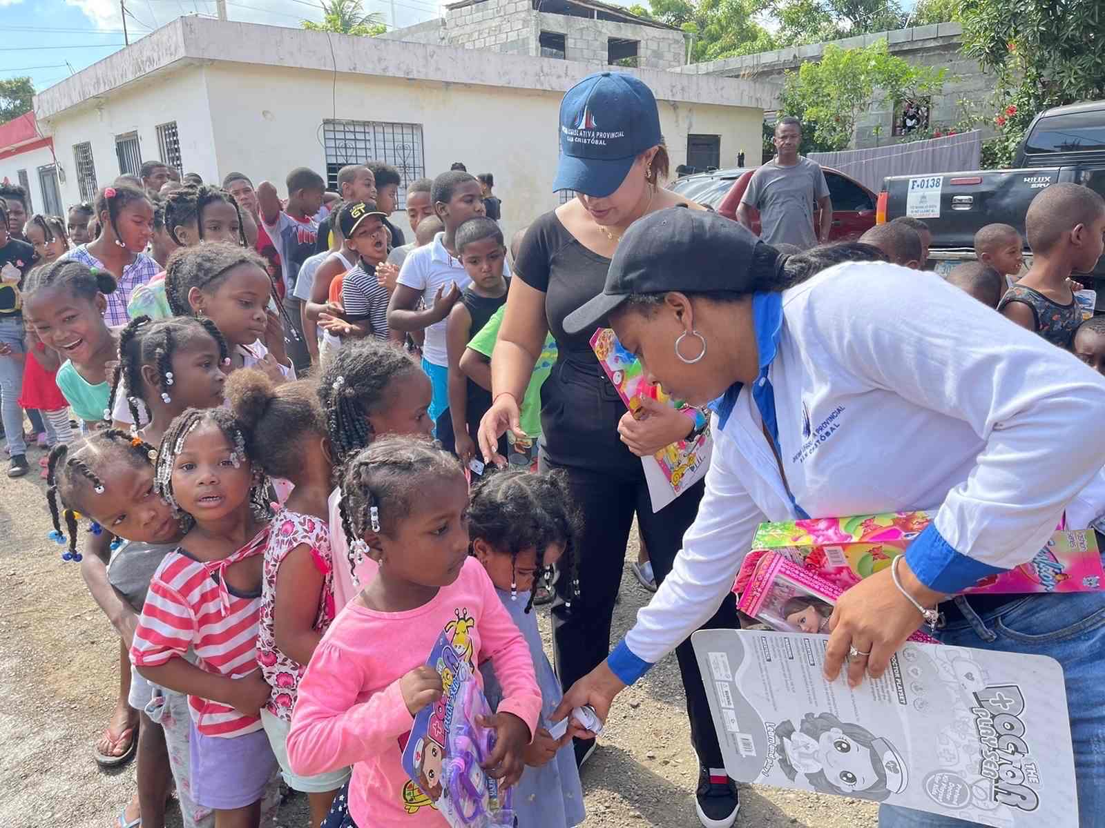 Senaduría de San Cristóbal entrega juguetes a niños de escasos recursos de la provincia - Noticias de hoy en República Dominicana | De Último Minuto