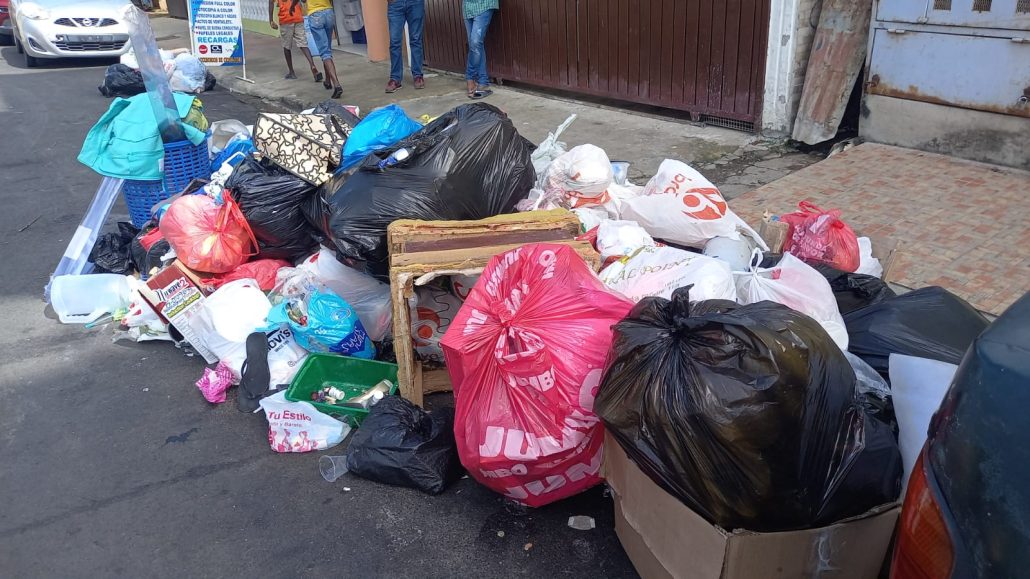 Basura acumulada en Santo Domingo Este.