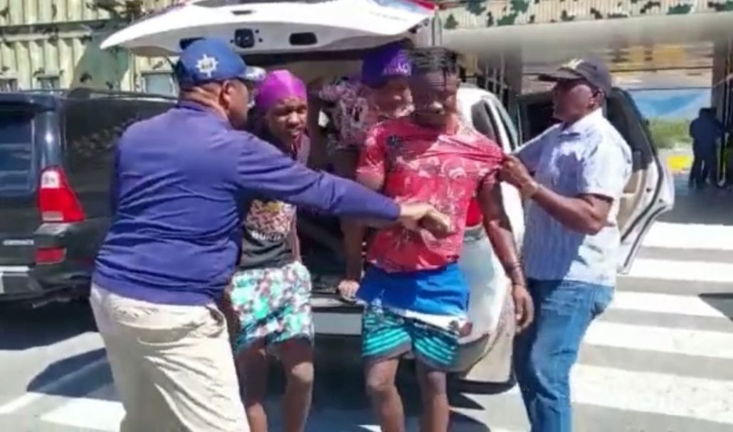 Apresan a conductor que transportaba a trece haitianos en situación irregular