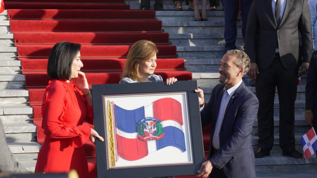 Vicepresidenta llama a los dominicanos a enarbolar el orgullo patrio | De Último Minuto