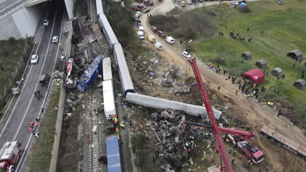 Primer ministro de Grecia se pronuncia sobre choque de trenes: "Un trágico error humano" | De Último Minuto