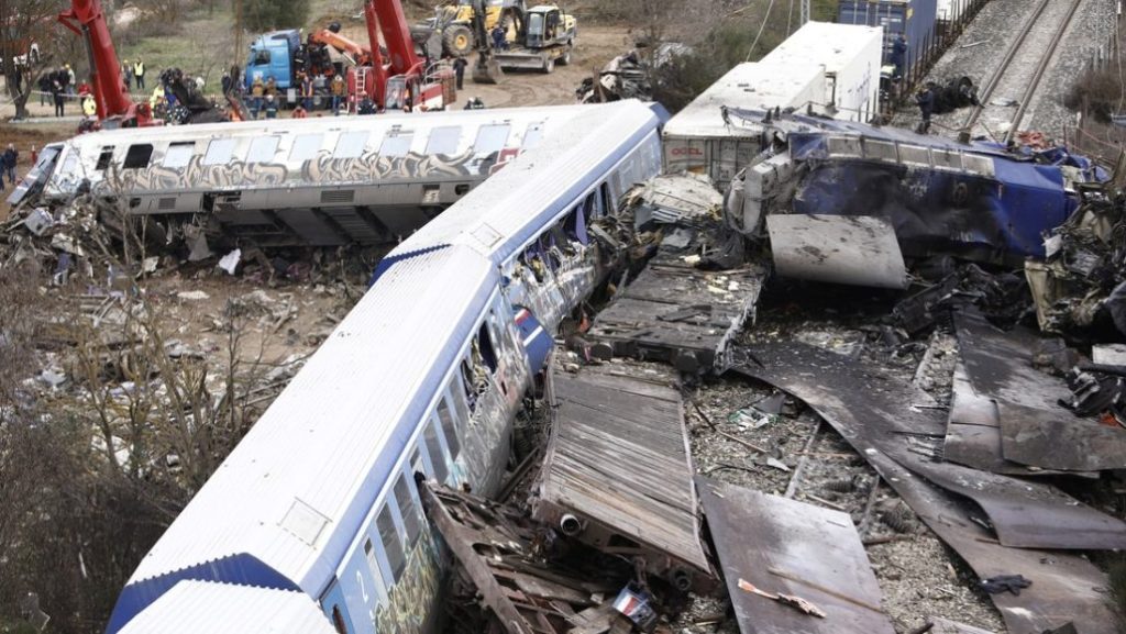 Primer ministro de Grecia se pronuncia sobre choque de trenes: "Un trágico error humano" | De Último Minuto