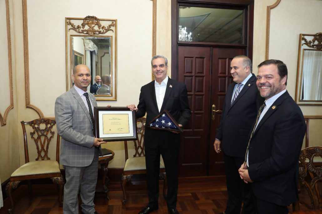 Héroe dominicano Aquilino Gonell es recibido por el presidente Luis Abinader en el Palacio Nacional