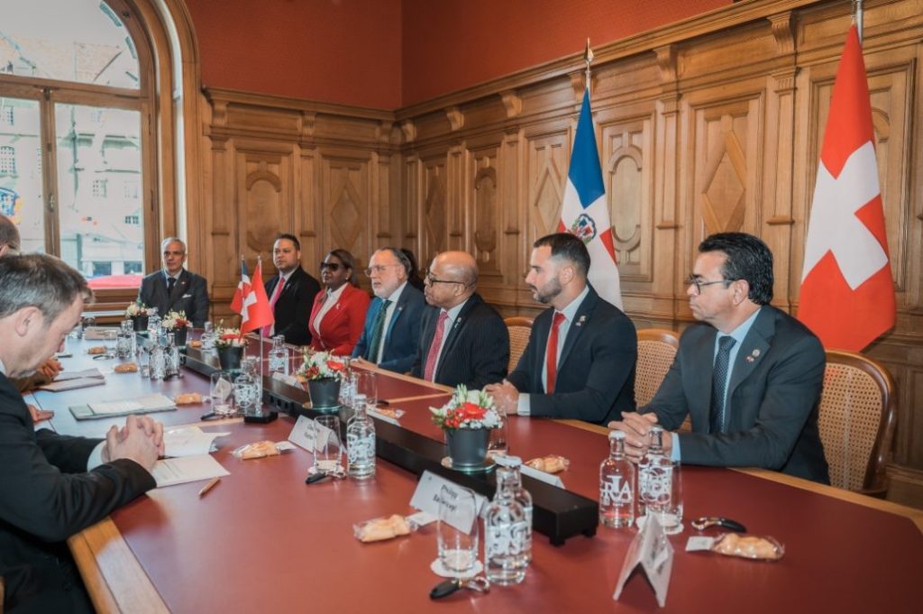 Embajador Pablo Valentín recibe por primera vez una delegación de diputados dominicanos