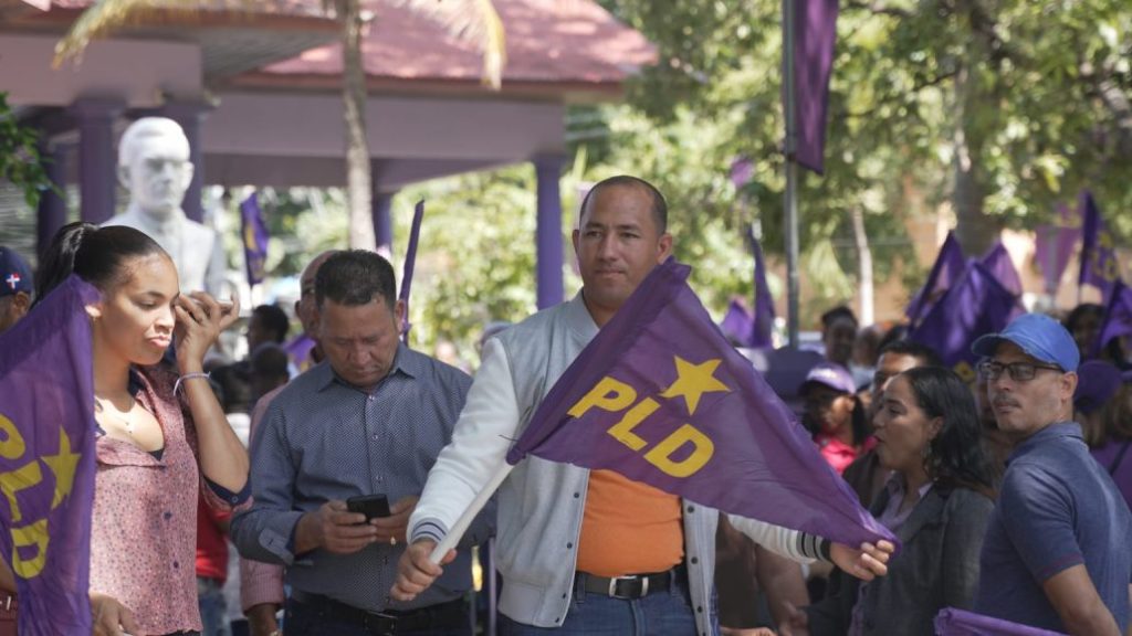 Con ánimo alegre peledeístas se congregan en Casa Nacional en apoyo a acusados en Caso Calamar | De Último Minuto