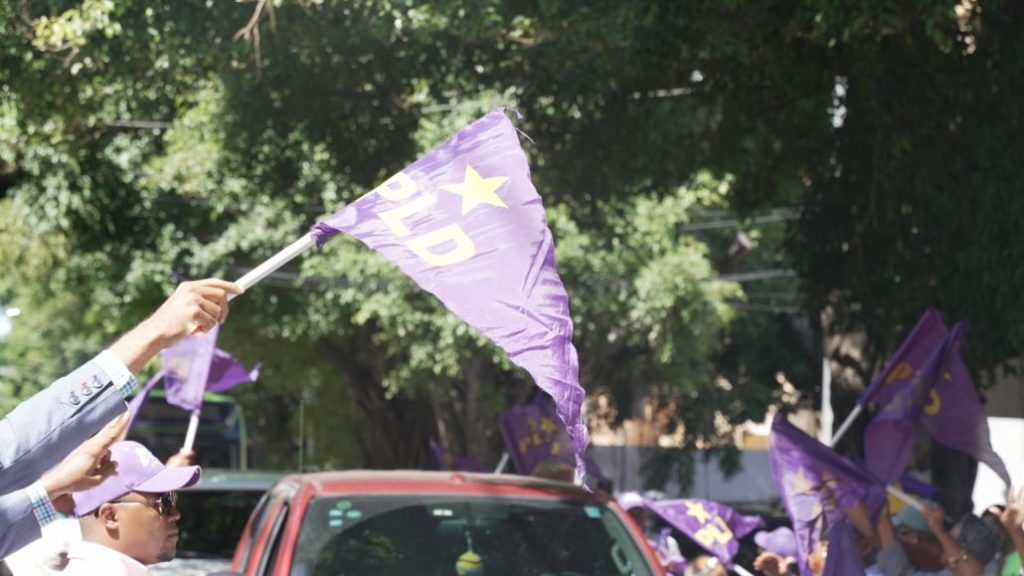 Con ánimo alegre peledeístas se congregan en Casa Nacional en apoyo a acusados en Caso Calamar | De Último Minuto