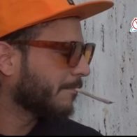 Riccie Oriach es captado mientras envolvía sustancia desconocida para fumar en ensayo Premios Soberano - Noticias de hoy en República Dominicana | De Último Minuto