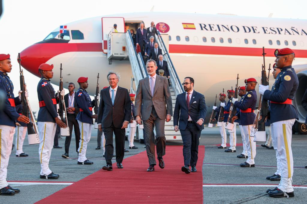 Rey de España y presidente Uruguay llegan a RD para participar en Cumbre Iberoamericana