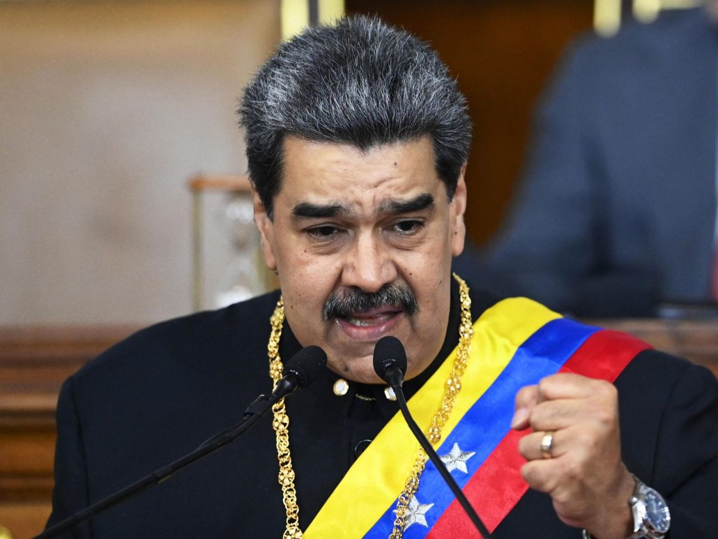 Maduro anuncia aumento en bonos como parte de un plan para recuperar salarios