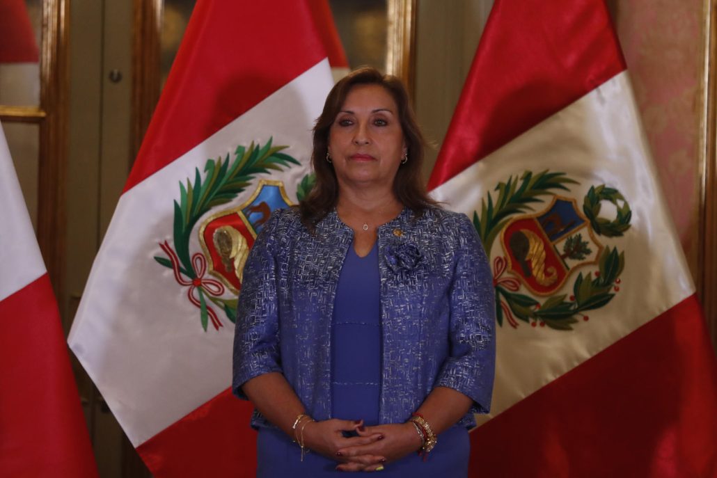 Presidenta Perú cambia cuatro ministros en medio de la extradición de Toledo