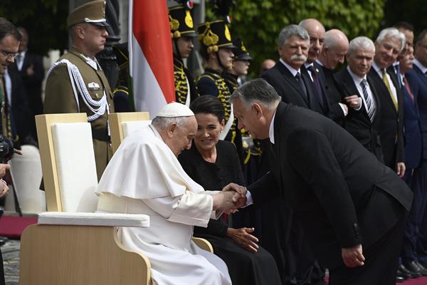 El papa desde Hungría: ¿Dónde están los esfuerzos para la paz en Ucrania?