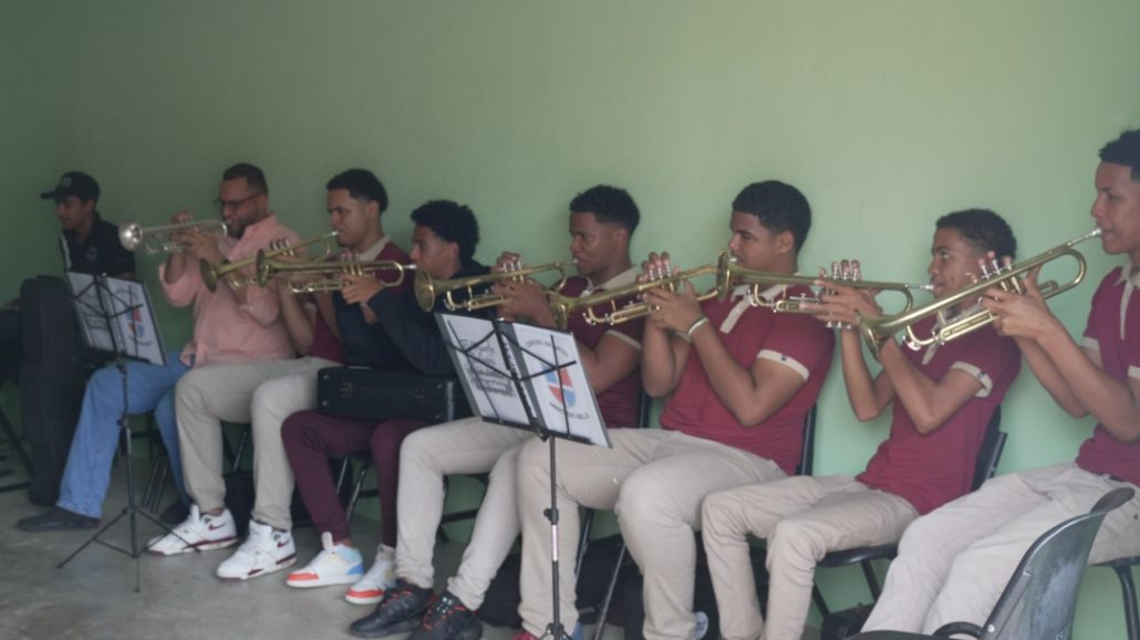 Escuela de Nagua promueve la música con sus estudiantes a través de la orquesta "El Mambo de Mercedes" | De Último Minuto