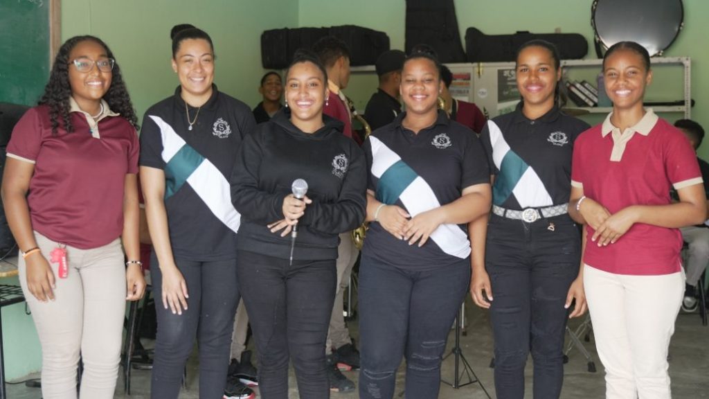 Escuela de Nagua promueve la música con sus estudiantes a través de la orquesta "El Mambo de Mercedes" | De Último Minuto