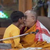 Dalai Lama desata controversia tras besar a niño en la boca y pedir que le chupe la lengua - Noticias de hoy en República Dominicana | De Último Minuto