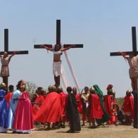 Aldea filipina recrea las crucifixiones tras tres años de pausa por la covid - Noticias de hoy en República Dominicana | De Último Minuto