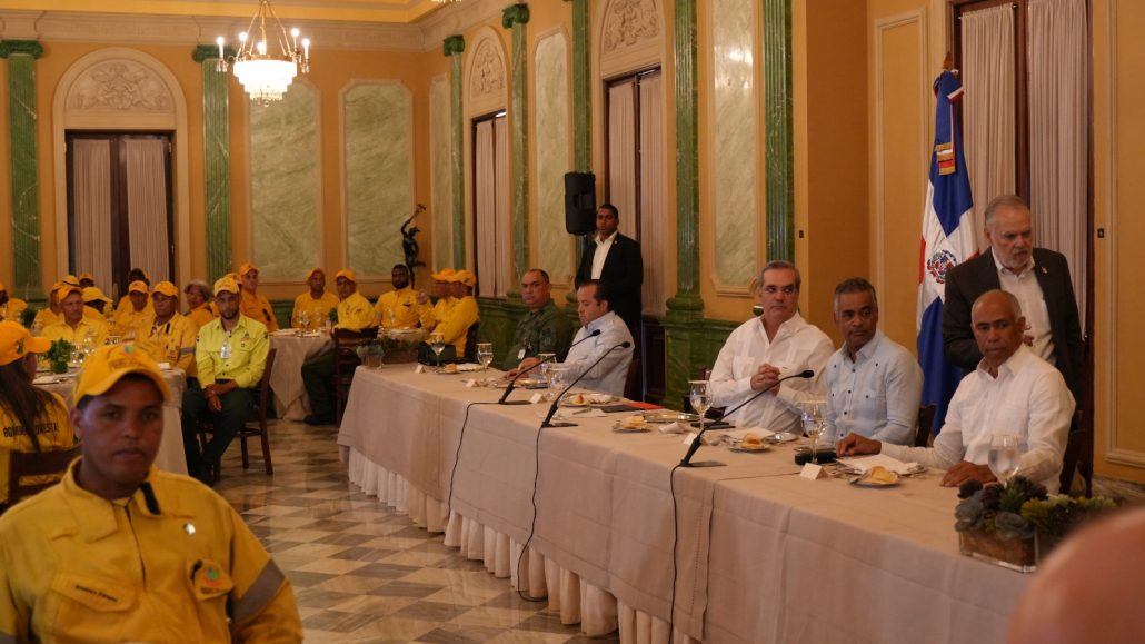 Abinader reconoce labor de bomberos forestales; miembros han extinguido cerca de 500 incendios - Noticias de hoy en República Dominicana | De Último Minuto