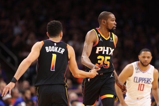 Con Booker y Durant al mando, Suns igualan serie ante Clippers