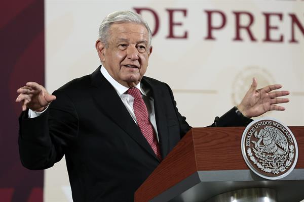 Presidente de México critica las medidas antiinmigrantes de Texas y Florida