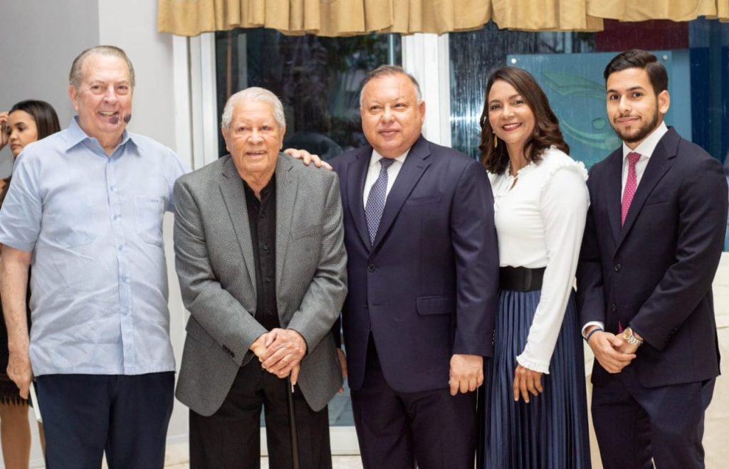 Ponen en circulación el libro "Monina Solá, leyenda del teatro dominicano" | De Último Minuto