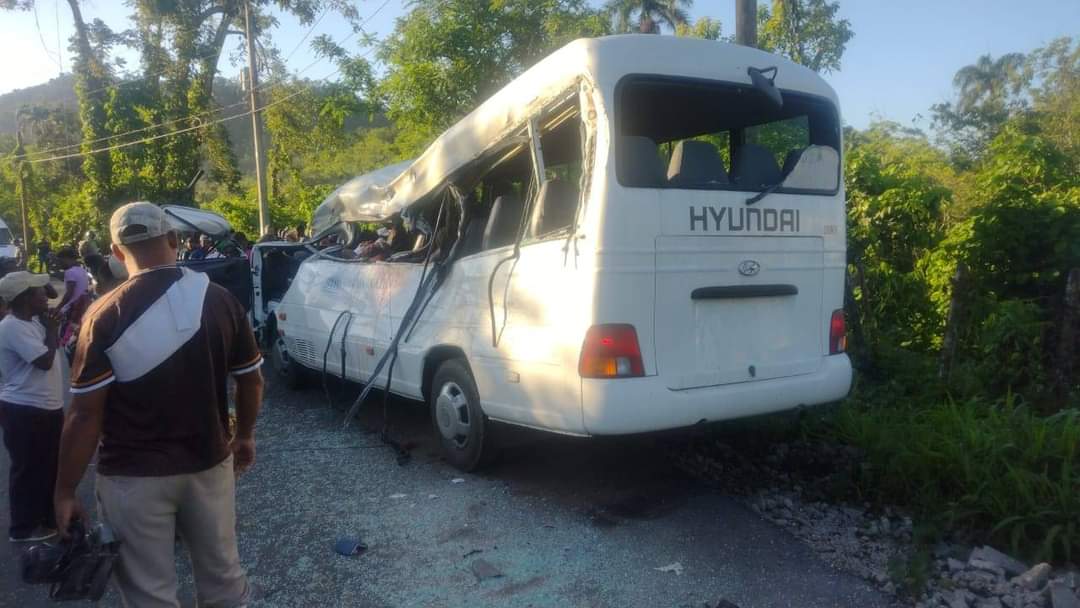 Choque entre patana y autobús escolar deja varios muertos y heridos en Hato Mayor - Noticias de hoy en República Dominicana | De Último Minuto