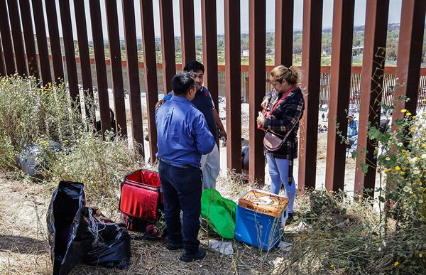 Vendedores de comida se lucran con migrantes varados en la frontera