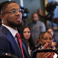 Damar Hamlin recibe el premio George Halas 2023 de la NFL - Noticias de hoy en República Dominicana | De Último Minuto