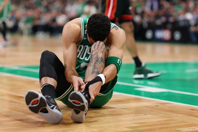 Jayson Tatum, líder de los Boston Celtics, expresó este lunes su frustración por la torsión de tobillo